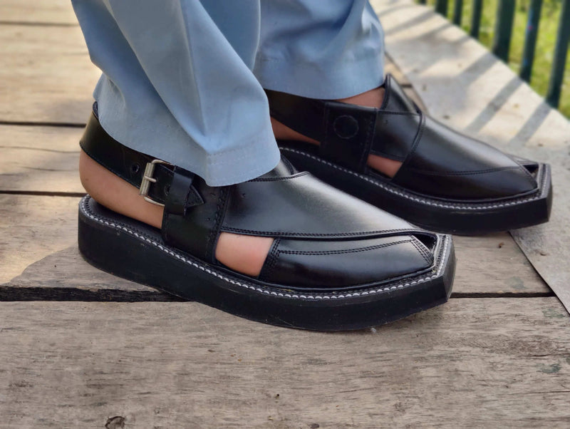 “Black Shine Kaptaan Chappal: Stylishly Defeats Foot Fatigue”