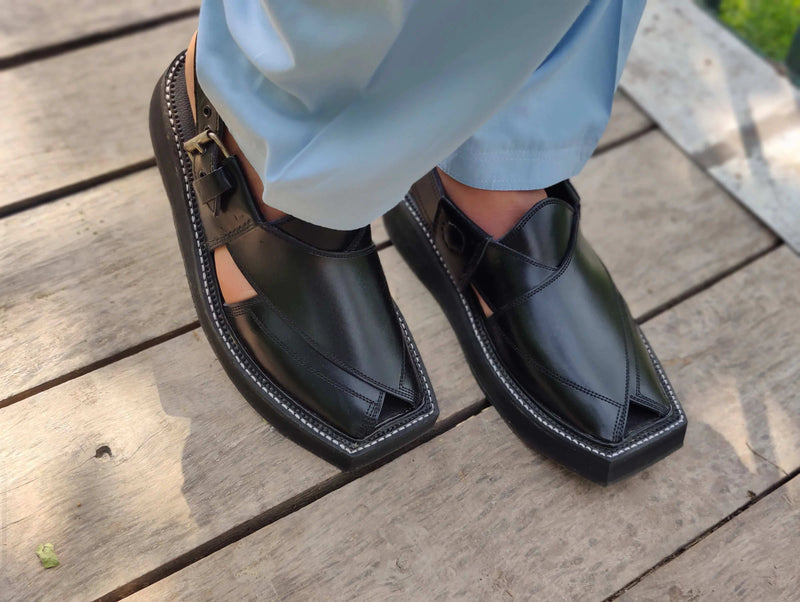 “Black Shine Kaptaan Chappal: Stylishly Defeats Foot Fatigue”