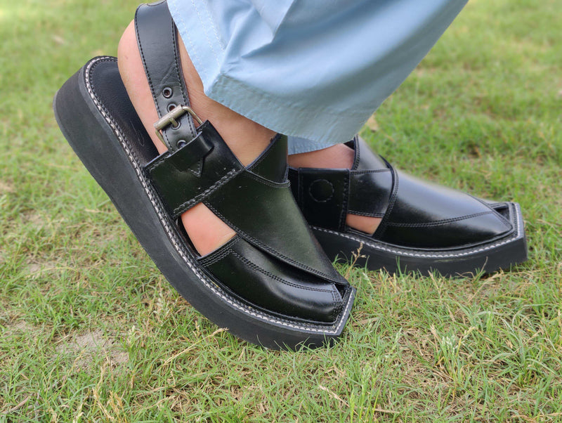 “Black Shine Kaptaan Chappal: Stylishly Defeats Foot Fatigue”