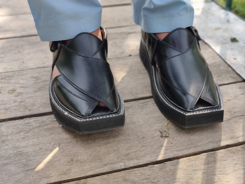 “Black Shine Kaptaan Chappal: Stylishly Defeats Foot Fatigue”