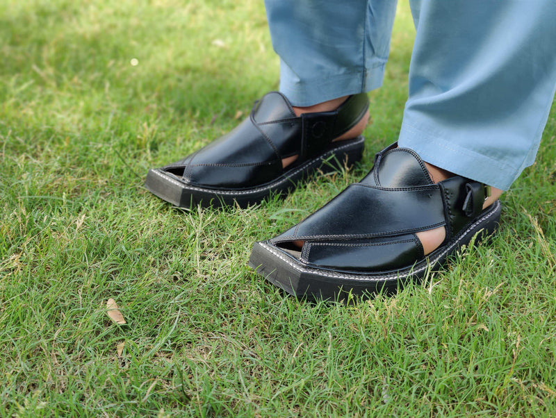 “Black Shine Kaptaan Chappal: Stylishly Defeats Foot Fatigue”